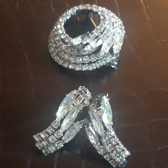Rhinestone Concentric Circles w/ Marquis Vintage Brooch and Clip On Earring Set - Picture 9 of 15